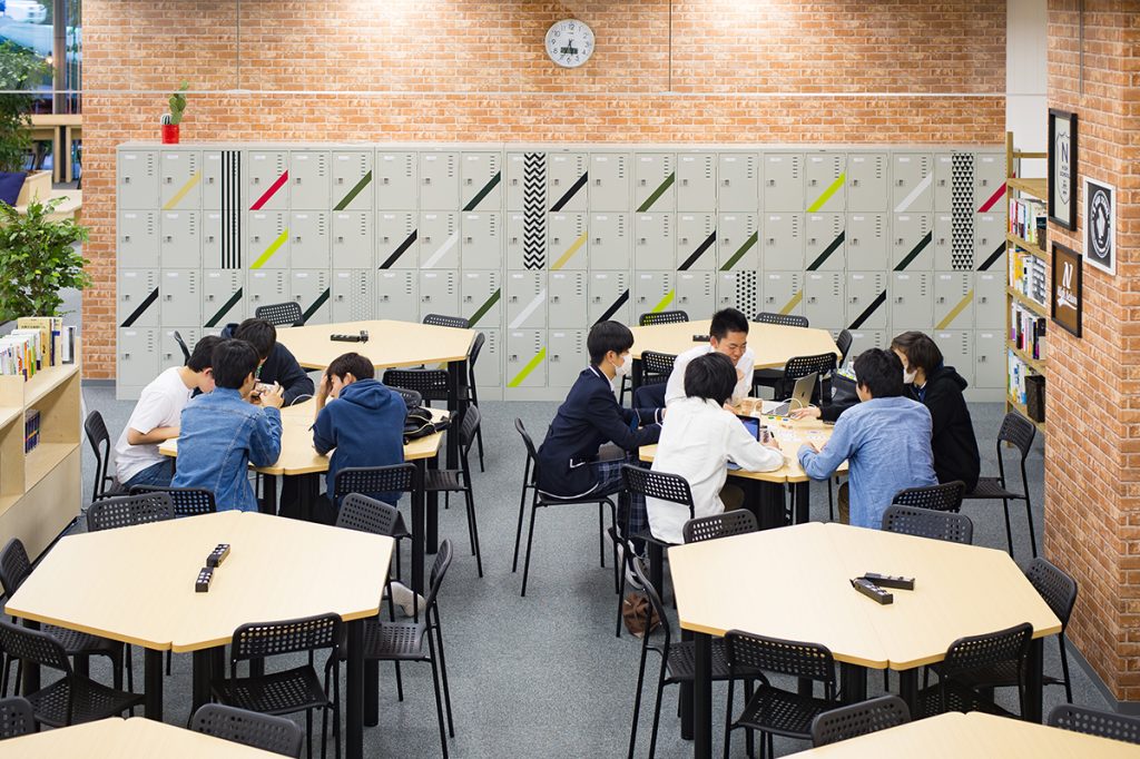 学校法人角川ドワンゴ学園　N高等学校　横浜キャンパス テーブルで話す学生