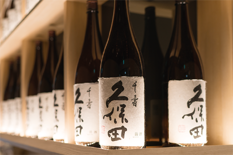 銘酒「久保田」の瓶が並んでいる画像