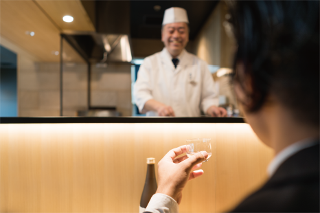 店主とお客さんが話している様子