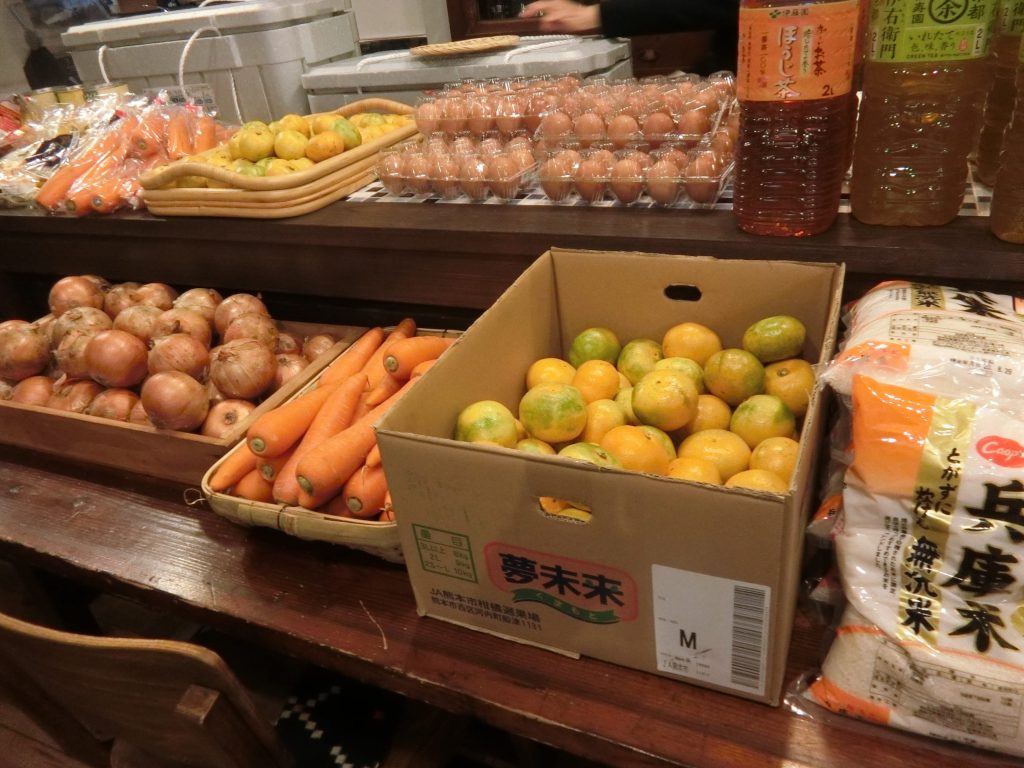 野菜や米、卵など食品が並んでいる画像