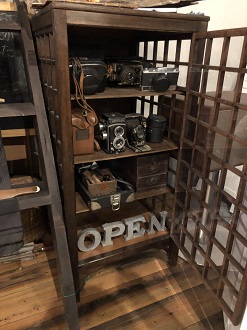 「カフェはじめのいっぽ」の骨董家具