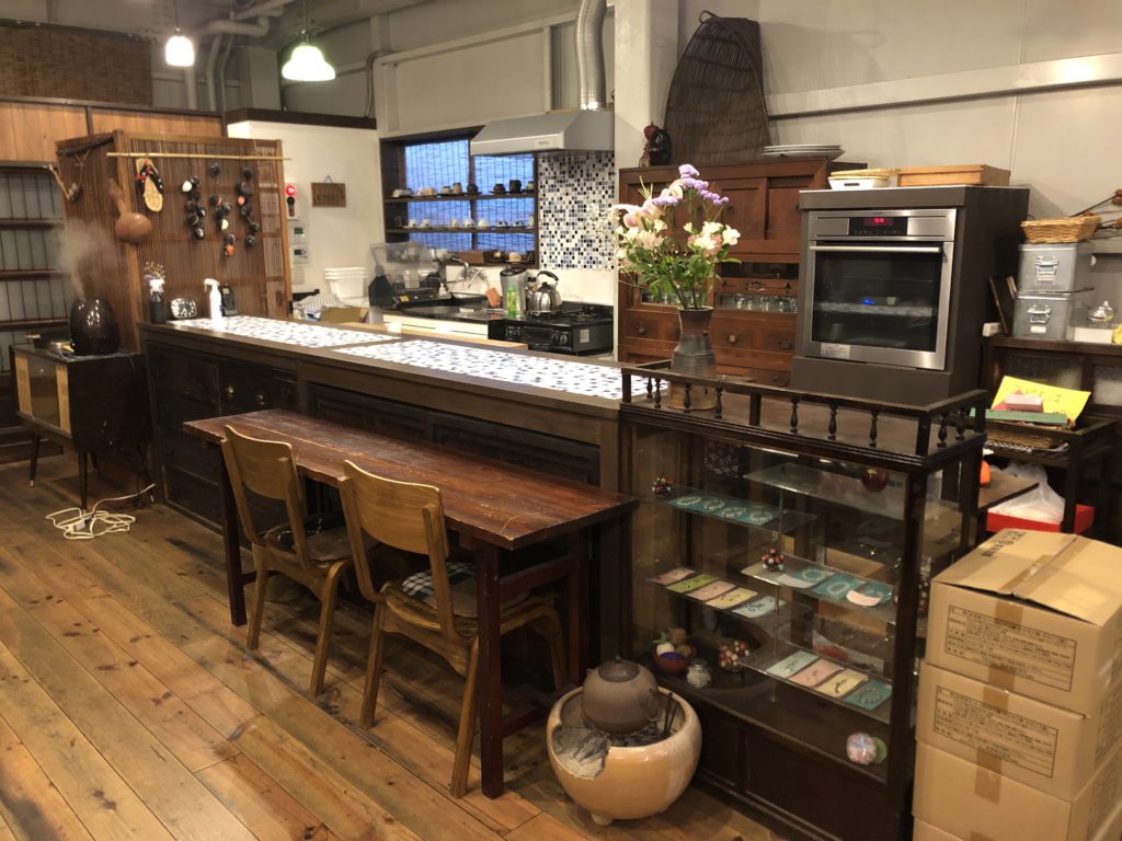 「カフェはじめのいっぽ」の骨董家具