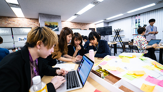 黙々とスライドやムービーを作る生徒さん、プレゼンのストーリーに合わせて指示を出す生徒さん