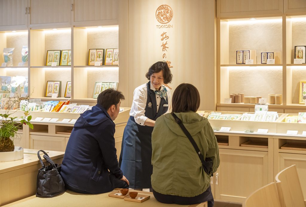 お茶の特香園 本店での接客シーン