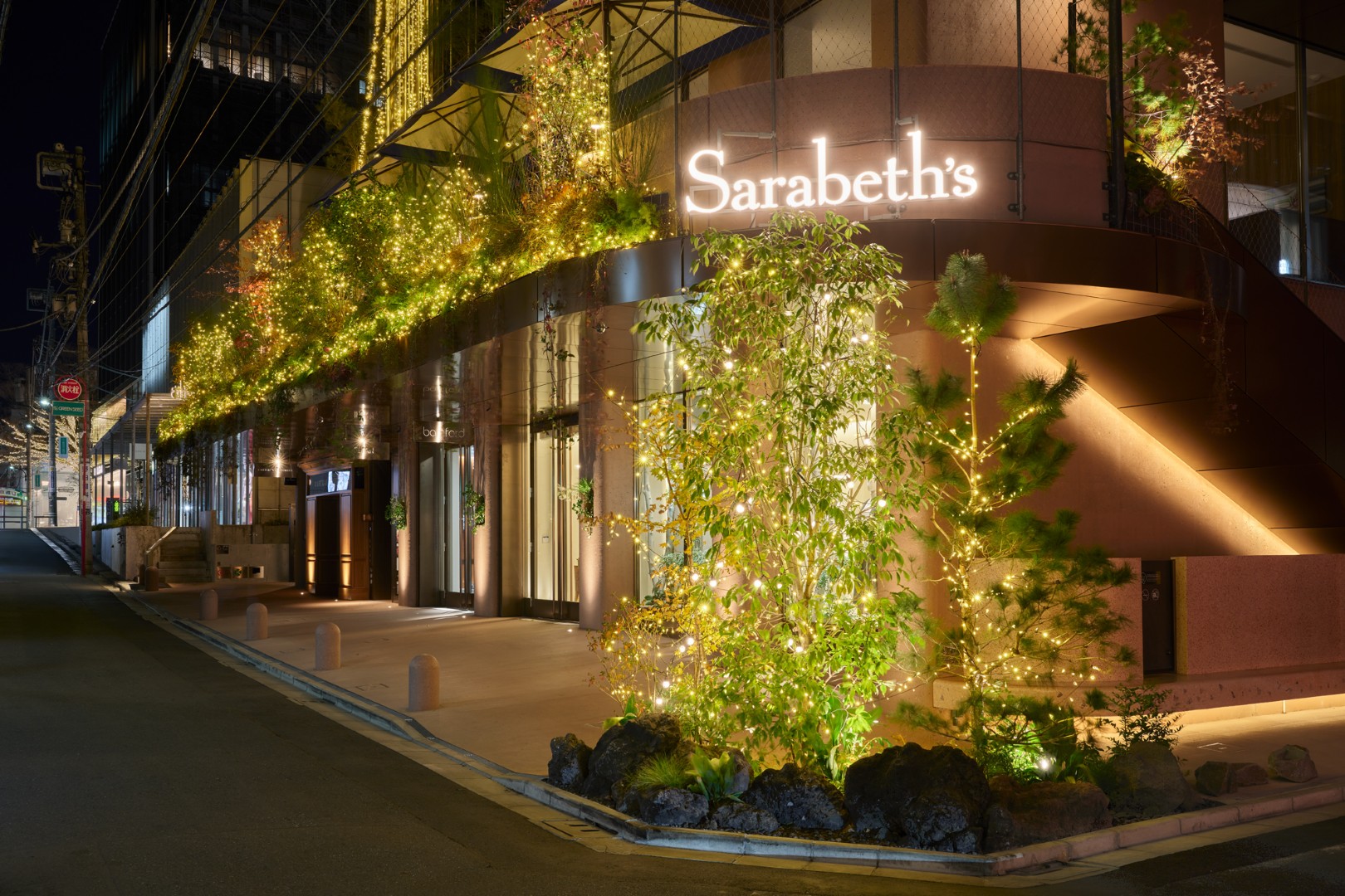 昼夜で異なる空間を創出し“ALL DAY”楽しめる「サラベス 表参道店」の内装デザイン、設計、施工を一貫して担当